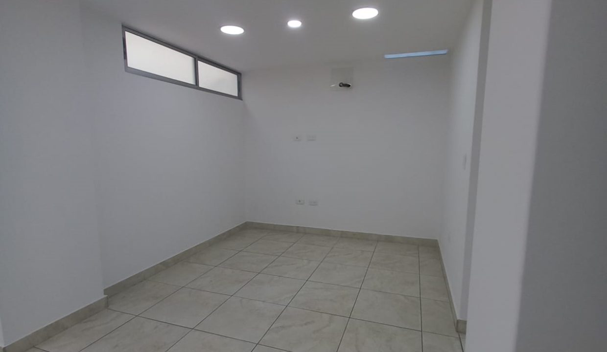3928F3.jpg