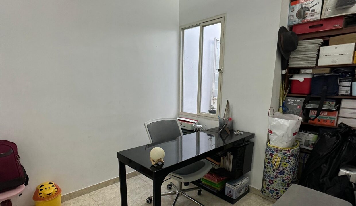 V001065F6.jpg