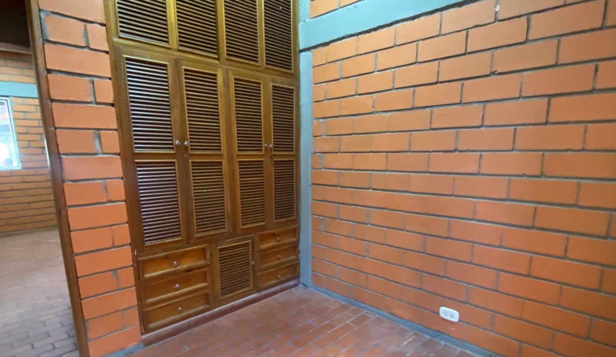 V4010F9.jpg