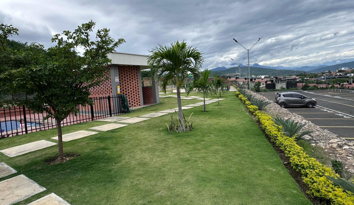 4055F12.jpg