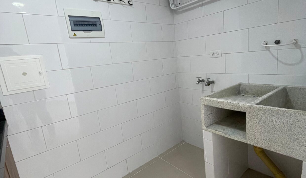 4063F4.jpg